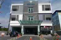 Bangunan Hotel Adya Express Chenang