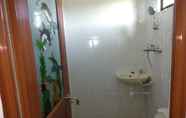 In-room Bathroom 6 Permata Hijau Homestay