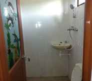 In-room Bathroom 6 Permata Hijau Homestay