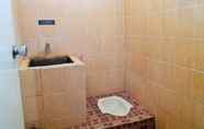 Toilet Kamar 7 Comfy Room at Penginapan Wibisono I