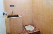In-room Bathroom 7 Comfy Room at Penginapan Wibisono I