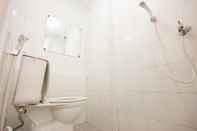 Toilet Kamar SENSE 2BR Apartment at Kelapa Gading