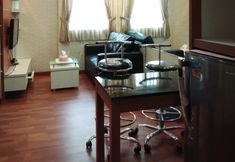 ห้องนอน 4 Apartment The Suites Metro By Edy Property