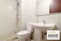 In-room Bathroom Home RMGR 2BR at Central Park