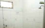 In-room Bathroom 7 Dolphin Kost Palembang