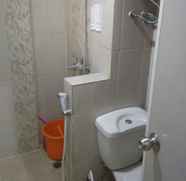 Toilet Kamar 5 Tipe 24 - The Jarrdin by Urbano