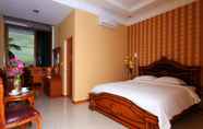 Bedroom 5 Dmonty Hotel Padang