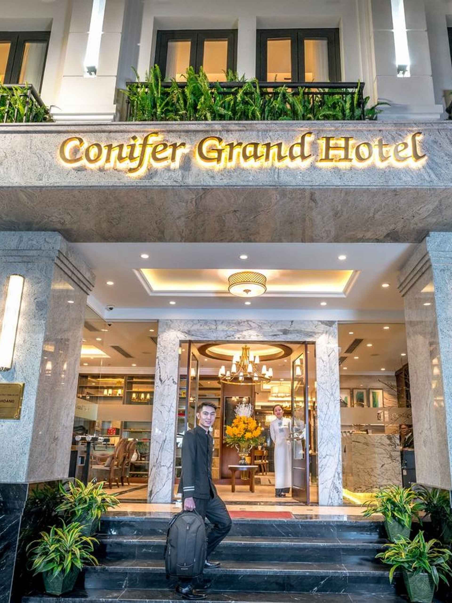 Bên ngoài Conifer Grand Hotel