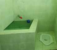 In-room Bathroom 5 Tegalgondo Backpacker Syariah