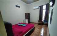 ห้องน้ำภายในห้อง 5 Rian Kost Kos Harian Penginapan Pusat Kota Palembang