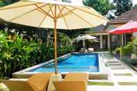 Kolam Renang Two Brothers Villa