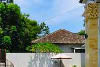 Kolam Renang Villa Grand Balle with Private Swimming Pool by Simply Homy