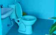 Toilet Kamar 6 Neyala's Homestay