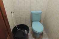 ห้องน้ำภายในห้อง Penginapan Pratama