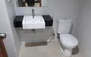 Toilet Kamar 7 Mountain View Beverly Dago Apartment by Mel