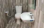 Toilet Kamar 6 Nice Stay at Penginapan Tingal Inn