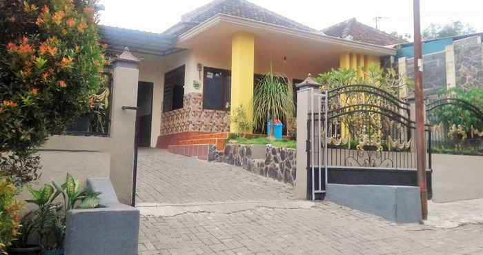 Bangunan Full House 3 Bedroom at Darmo Homestay Akbar