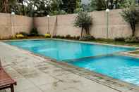 Kolam Renang 2BR Medina Apartment near Karawaci