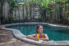 สระว่ายน้ำ Villa Anumana