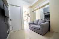 Ruang Umum Contemporary 1BR Near Cihampelas at Parahyangan Residence Apartment by Travelio