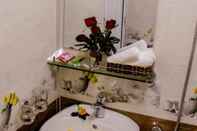 Phòng tắm bên trong Cat Ba Golden Palace