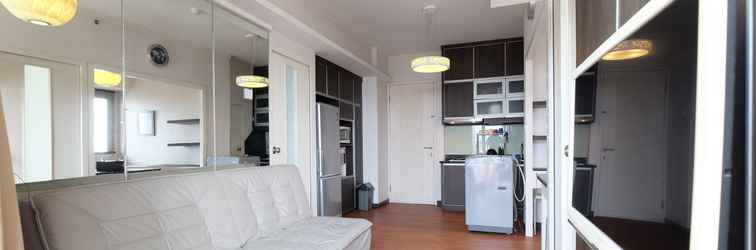 Lobby Modern 2BR Mutiara Bekasi Apartment by Travelio