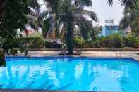 Swimming Pool Modern 2BR Mutiara Bekasi Apartment by Travelio