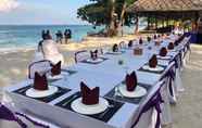 ร้านอาหาร 6 Madu Tiga Beach & Resort