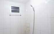 Toilet Kamar 3 Homey Pool View 2BR @ Grand Center Point Apartment