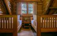 ห้องนอน 3 Log Home Villa Taman Wisata Bougenville