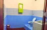 In-room Bathroom 7 Budget Room at Homestay Cahaya Transport 2