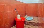 Toilet Kamar 6 Budget Room at Homestay Cahaya Transport 2