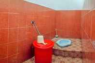 Toilet Kamar Budget Room at Homestay Cahaya Transport 2