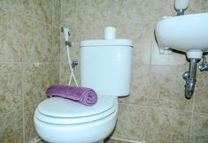 客房浴室 6 Modern Studio Room at Grand Serpong Apartment by Travelio