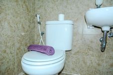 客房浴室 Modern Studio Room at Grand Serpong Apartment by Travelio