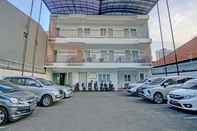 Bangunan Super OYO 90432 Family Residence