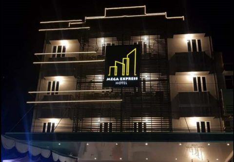 Bên ngoài Mega Express hotel