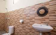 Toilet Kamar 6 Mount Sea View Bungalow