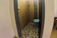 Phòng tắm bên trong Artha Homestay Tomia