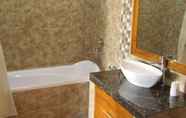 Toilet Kamar 3 Grand Raka Homestay