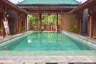 Swimming Pool Watukarung Ristu Homestay