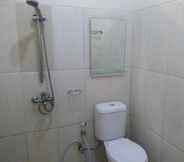 In-room Bathroom 4 Hotel Kencana Jaya