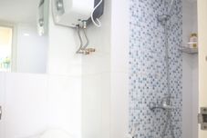 Phòng tắm bên trong Jardin Apartment Cihampelas By Ghina