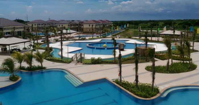 สระว่ายน้ำ AquaMira Resort