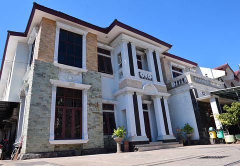 Exterior Puri Gajah Dompak 