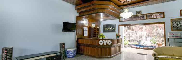 Lobi SUPER OYO 2320 Hotel Charvita