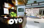 Lobi 5 SUPER OYO 2320 Hotel Charvita