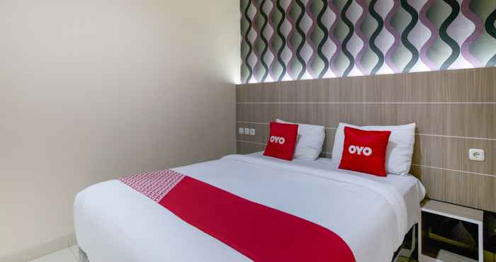 Bedroom SUPER OYO 2320 Hotel Charvita