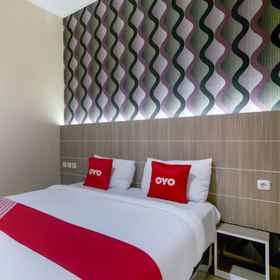 Bedroom 1 SUPER OYO 2320 Hotel Charvita, Hotel Kupang