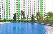 สระว่ายน้ำ 2 Apartment Green Lake View Ciputat by Celebrity Room